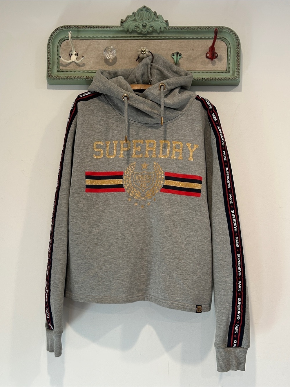 Superdry Grey Hoodie with Gold Logo and Red-Black Stripe Accents women’s 8 medi